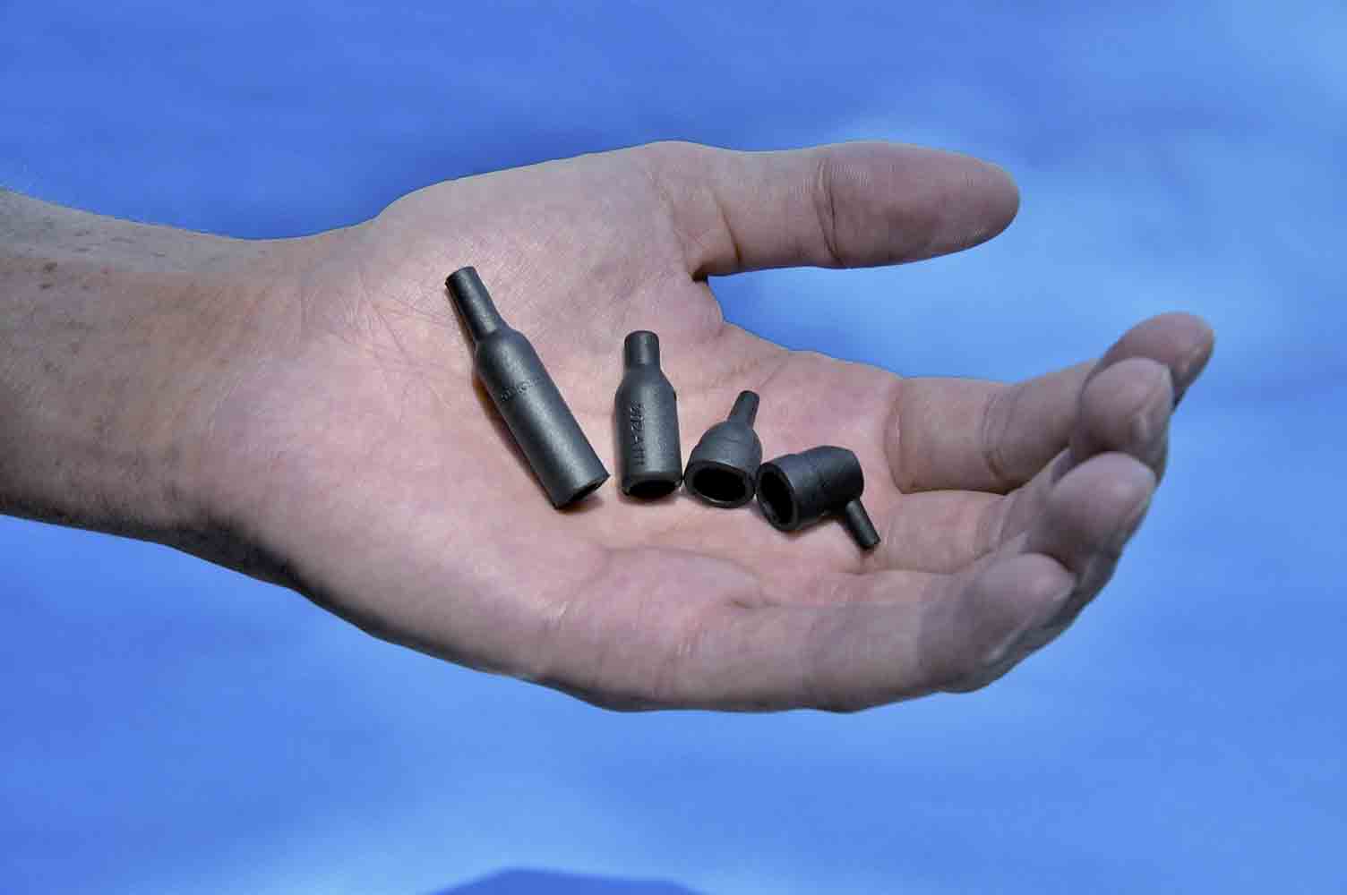 模壓熱縮零件已經(jīng)收縮。微型零件節(jié)省空間和重量。